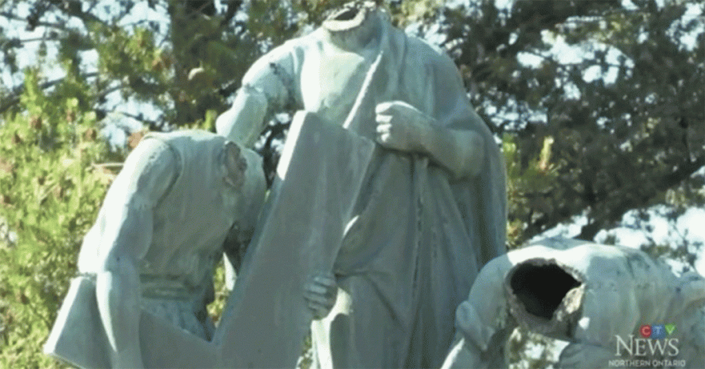 Un véritable sacrilège : des vandales ont utilisé des scies électriques pour décapiter huit statues du Chemin de croix historique de la Grotte de Notre-Dame de Lourdes à Sudbury, en Ontario.