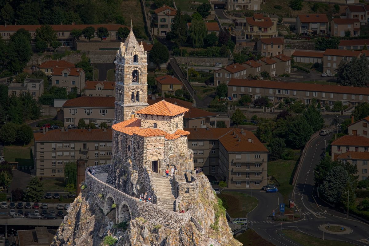 church 6862820 1920 1200x800 - Notre-Dame du Roc et Saint Michel : vers le sublime au Puy en Velay