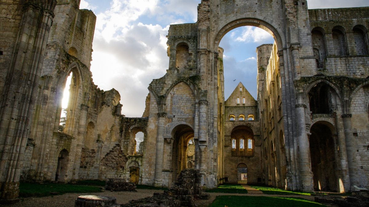 abbaye ruines 1200x675 - La force et la beauté d'une ruine