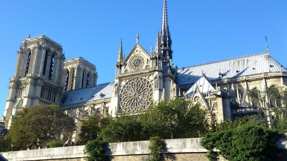 cathedrale ND 1200x675 - À sept mois de la réouverture, Notre-Dame cathédrale retrouve sa croix de chevet